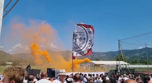 La carica dei tifosi dello Spezia durante l'allenamento della squadra a Follo