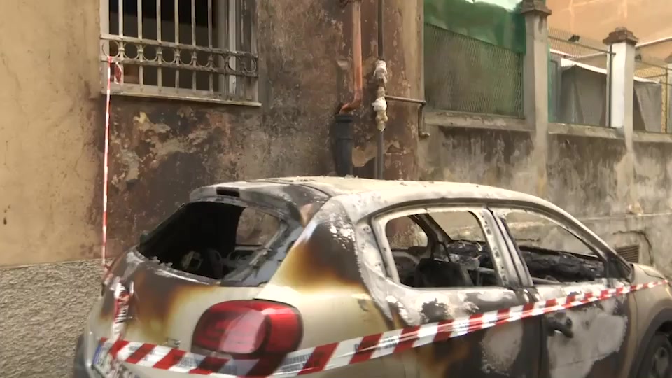 Genova, due piromani bruciano auto, danni a un palazzo e bambino intossicato