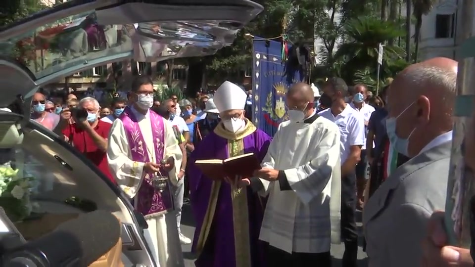 Chiavari abbraccia Michela, la vedova del suo 