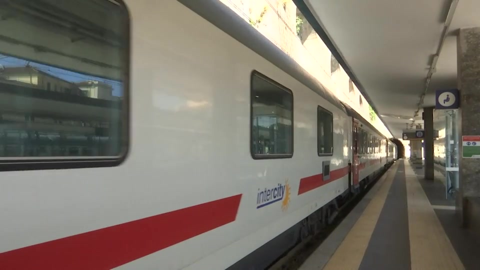 Green Pass obbligatorio per i treni a lunga percorrenza, i passeggeri: 