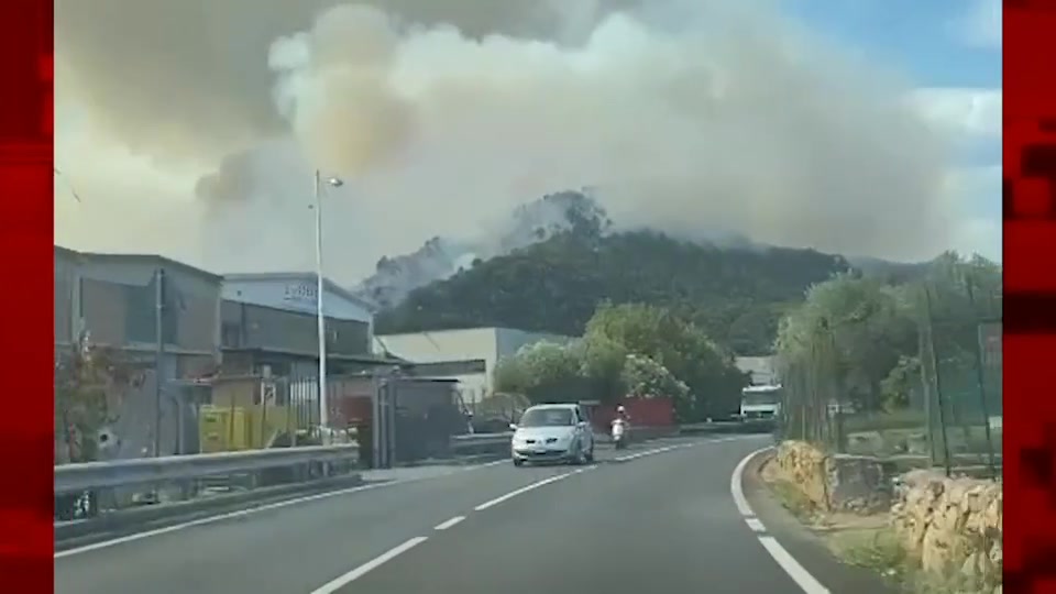 Grosso incendio divampa nell'entroterra di Savona, le fiamme raggiungono le case