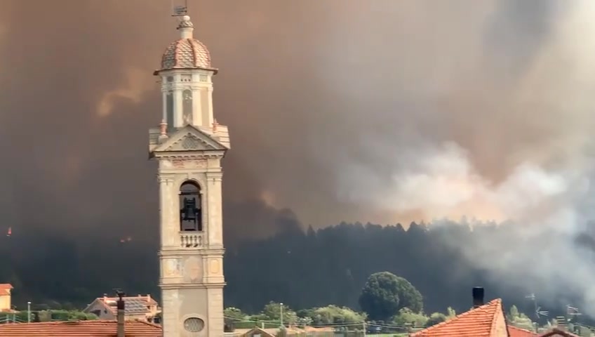 Grosso incendio divampa nell'entroterra di Savona, le fiamme raggiungono le case: evacuata una famiglia