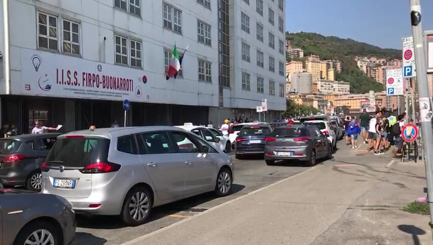 Genova, tifosi sampdoriani bloccano il traffico davanti allo stadio