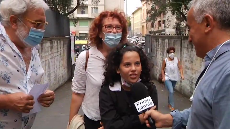 Genova,  l'emozione del primo giorno di lezioni (con polemiche sui green pass) di genitori e scolari nella scuola di piazza Solari