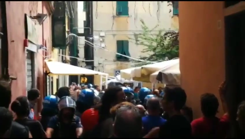 Protesta degli anarchici a Genova, tensione nei vicoli: la polizia li blocca in piazza 