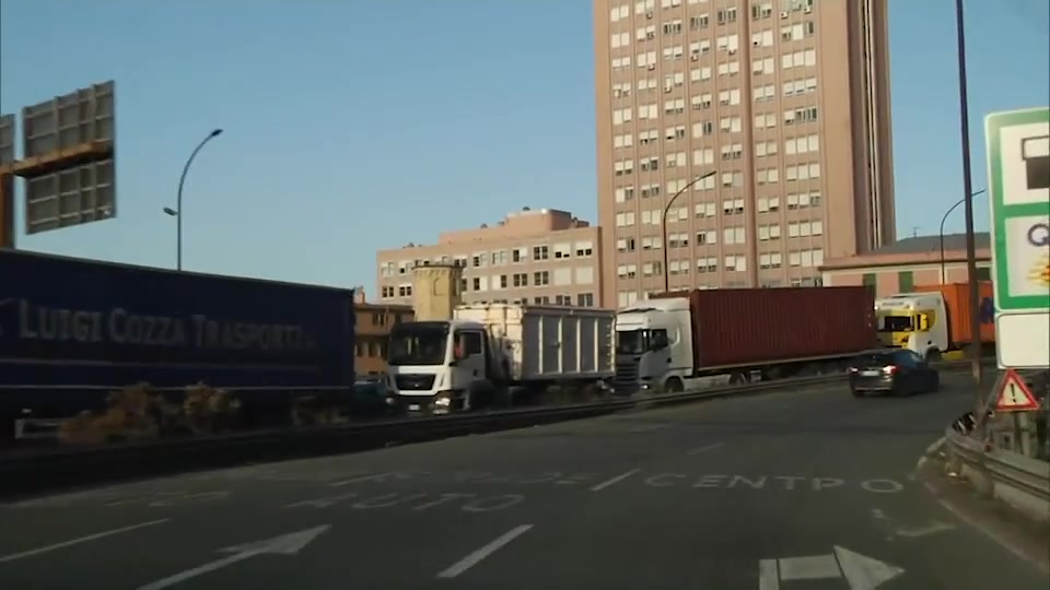 Genova Ovest in tilt, camion incolonnati verso il porto