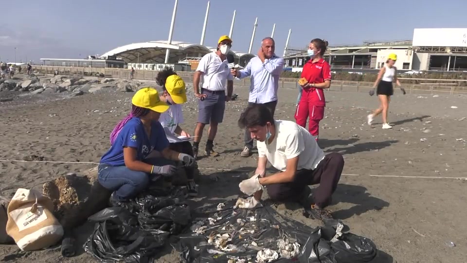 Puliamo il Mondo alla Foce: Legambiente, Croce Rossa e Genova Cleaner ripuliscono la spiaggia di piazza Kennedy e catalogano i rifiuti