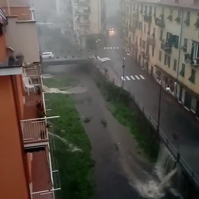 Allerta arancione, pioggia forte a Rapallo: l'acqua scola dalla strada