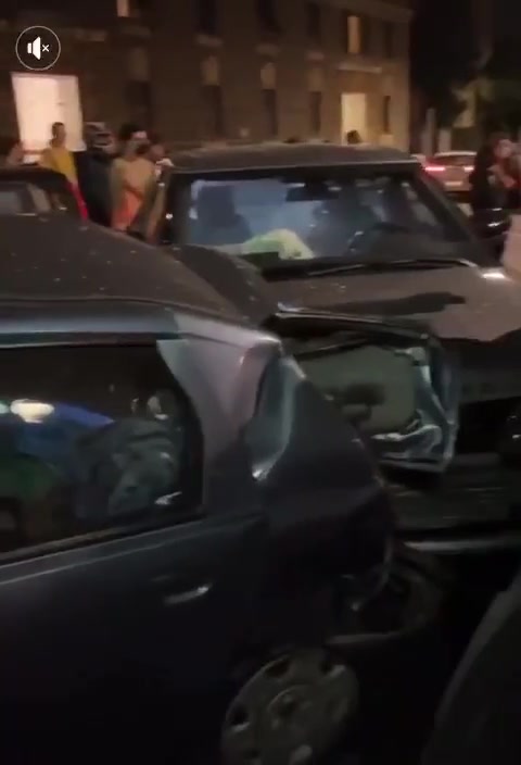 Genova, perde il controllo del suv e travolge macchine parcheggiate: nessun ferito