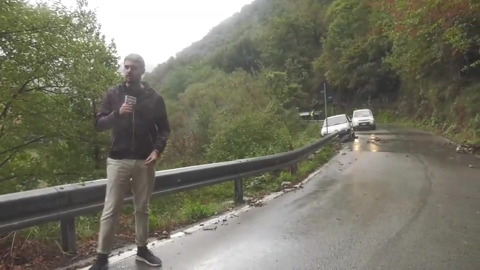 Maltempo in Liguria, la frana di via Trensasco distrugge un'automobile parcheggiata