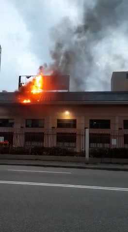 Incendio in edificio industriale a Multedo, intervengono i vigili del fuoco / 2