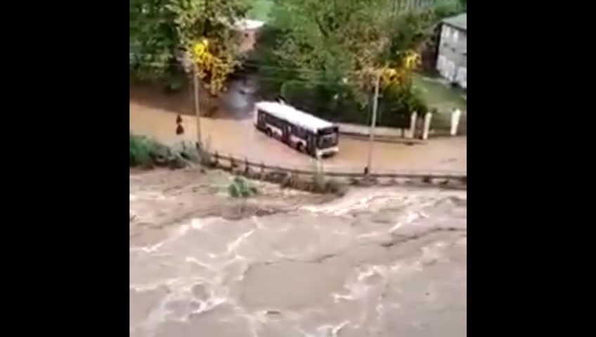 Allerta meteo, a Savona il Letimbro esce dagli argini a Santuario