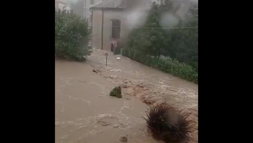 Alluvione a Pontinvrea, l'acqua invade le strade e sommerge le auto