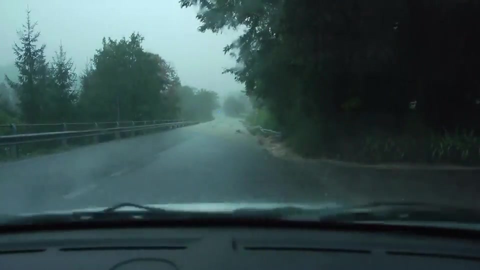 Allerta meteo, alluvione a Pontinvrea: la strada allagata e i presidi dei carabinieri