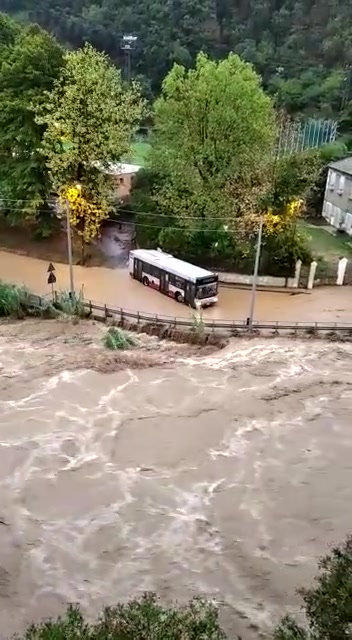 Allerta meteo, autobus in difficoltà in zona Santuario