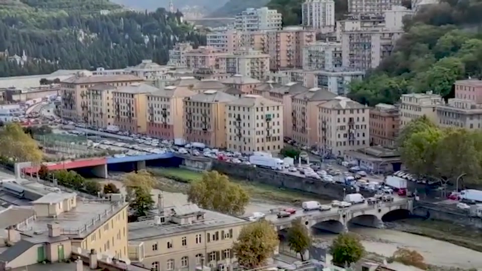 Smottamento a Genova est, città e autostrade in tilt: code fino a 20 km