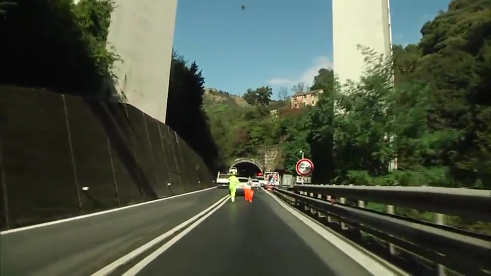 Smottamento in ingresso autostrada a Genova Est e il traffico in città va in tilt