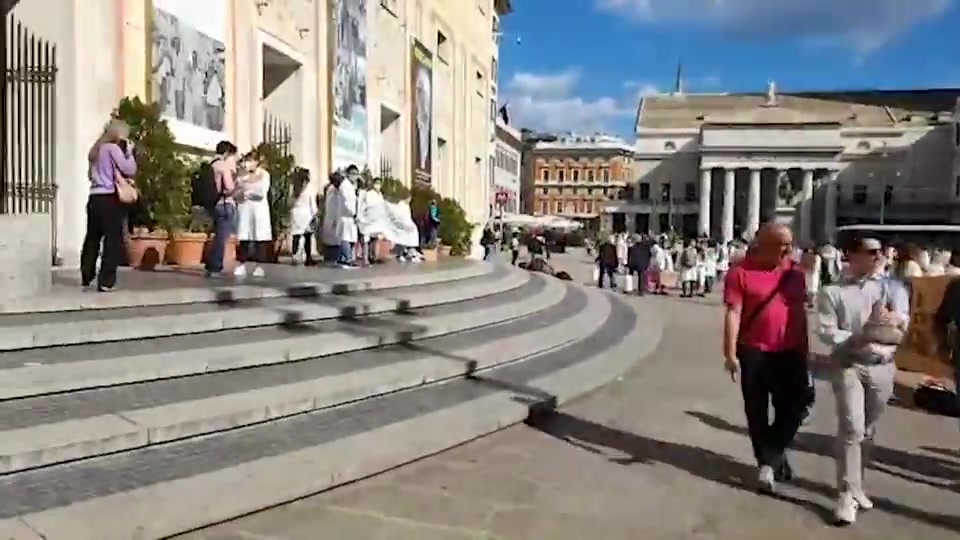 Genova, studenti di medicina in piazza: 