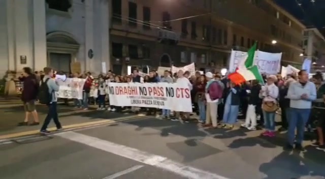 Genova, nuova manifestazione dei no Green Pass per le vie del centro cittadino