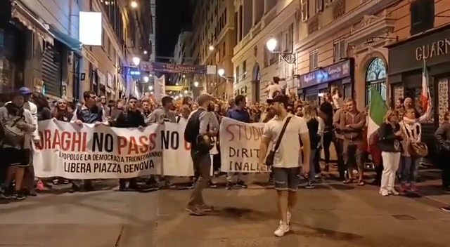 Genova, le proteste dei no green pass e dei centri sociali s'incrociano al Porto Antico (1)