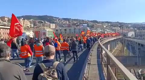 Sciopero generale, il corteo dei sindacati imbocca la Sopraelevata