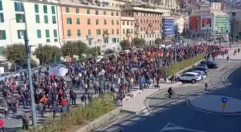 Sciopero generale, il corteo si spezza in due: i no green pass si incamminano in via Milano