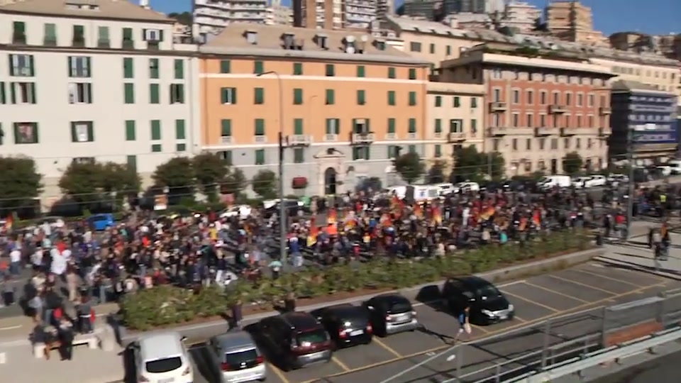 Genova, sciopero generale dei Cobas: in duemila in piazza contro il governo Draghi