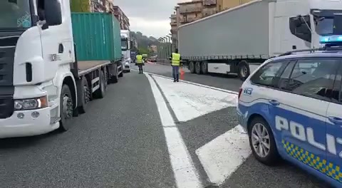 Caos traffico a Genova: tir bloccati in ingresso al porto, code in autostrada da Arenzano verso il centro