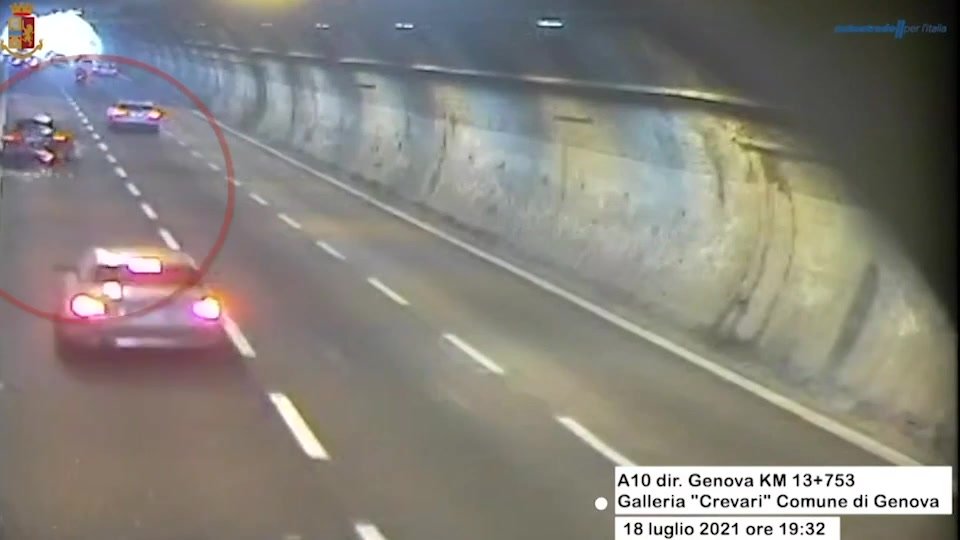 Genova, dopo una lite in autostrada travolge uno scooter e fugge: identificato