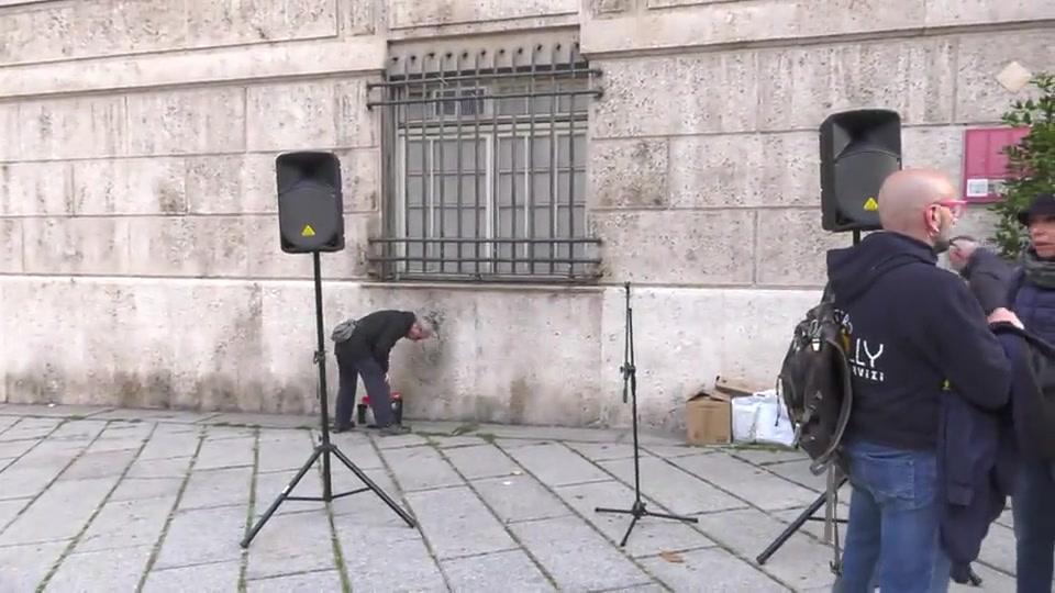 Obbligo green pass al lavoro, manifestazione davanti alla Prefettura di Genova