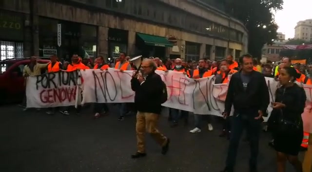 Portuali e No Green pass, il corteo si sposta per le vie della città di Genova