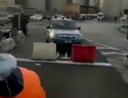 Genova, poliziotti portano focaccia e dolci ai manifestanti di varco Etiopia: il video diventa virale