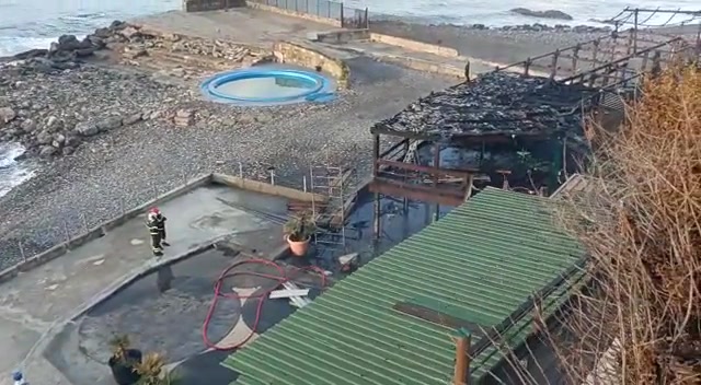 Rogo nella notte distrugge lo stabilimento balneare Capo Marina di corso Italia 