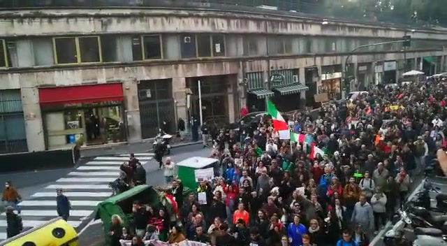 No green pass, corteo di 2.000 manifestanti da Caricamento fino a Piazza della Vittoria