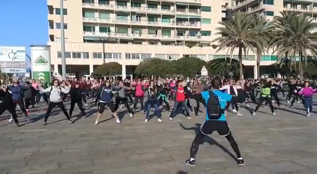 Fitness walk, a Genova domenica di ginnastica in piazza (in rigoroso silenzio)