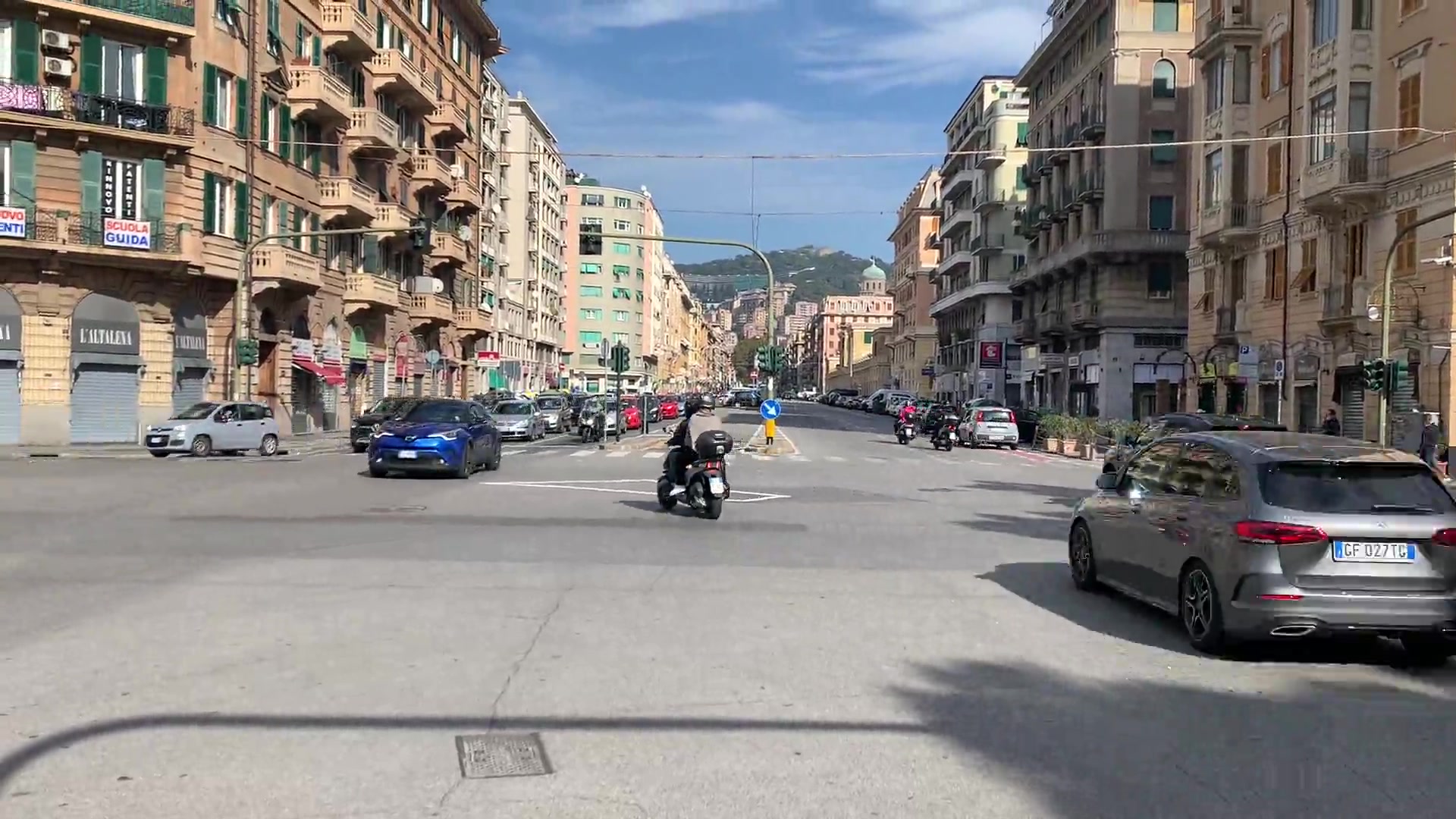 Genova, dopo la raffica di incidenti all'incrocio di corso Sardegna riecco la segnaletica