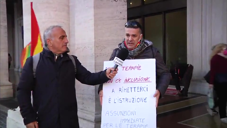 Bambini diversamente abili e ritardi nelle terapie, genitori in manifestazione a De Ferrari