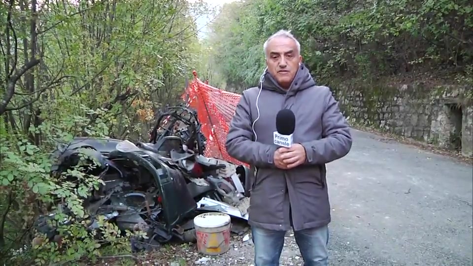 Genova, una montagna di moto rubate e eternit nella discarica di Quezzi