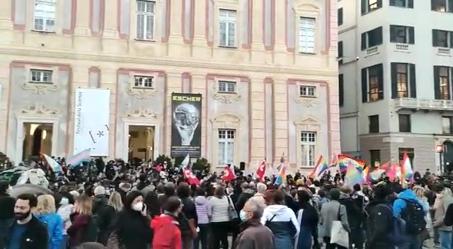 Genova contro lo stop al Ddl Zan, Piazza De Ferrari si tinge di arcobaleno