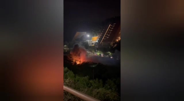 Genova, in fiamme l'area dell'ex centro sociale sgomberato al Lagaccio