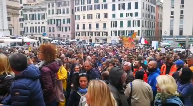 No Green pass, in mille in Piazza Matteotti per accogliere i portuali di Trieste. Poi il corteo