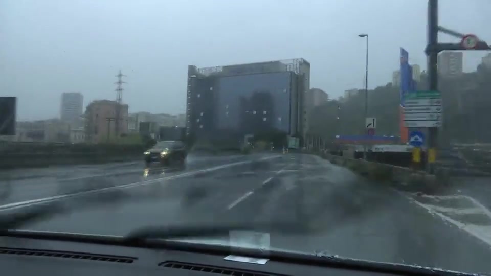 Genova, allarme per un pilone dell'elicoidale della Sopraelevata: scattano le limitazioni al traffico