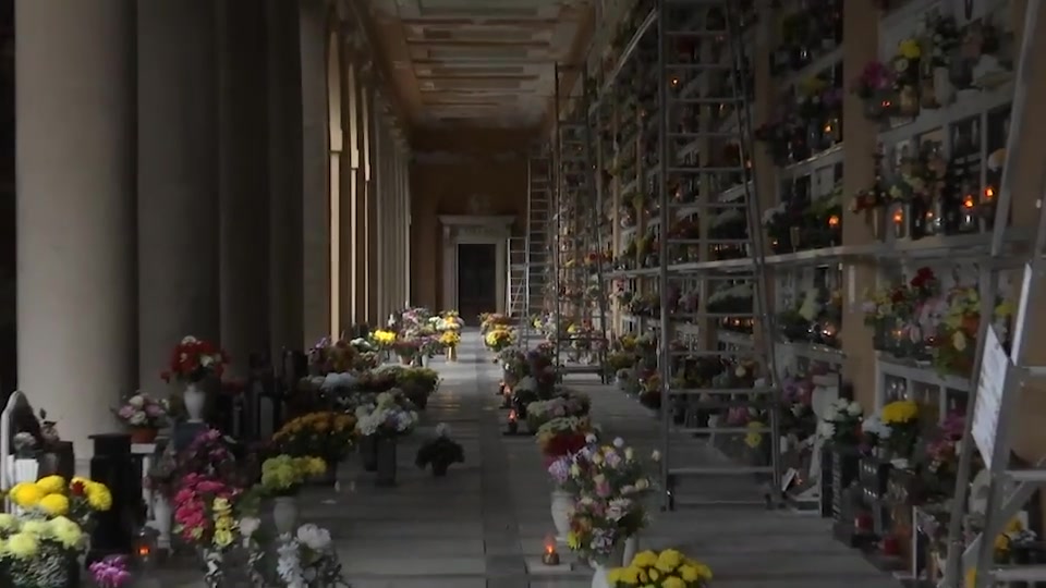 Cimitero di Genova Voltri ostaggio del degrado: ecco la galleria che cade a pezzi 