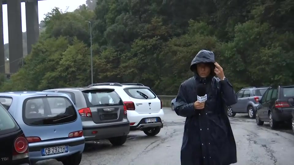 Auto abbandonate nel posteggio del cimitero di Voltri: e i regolari prendono la multa 