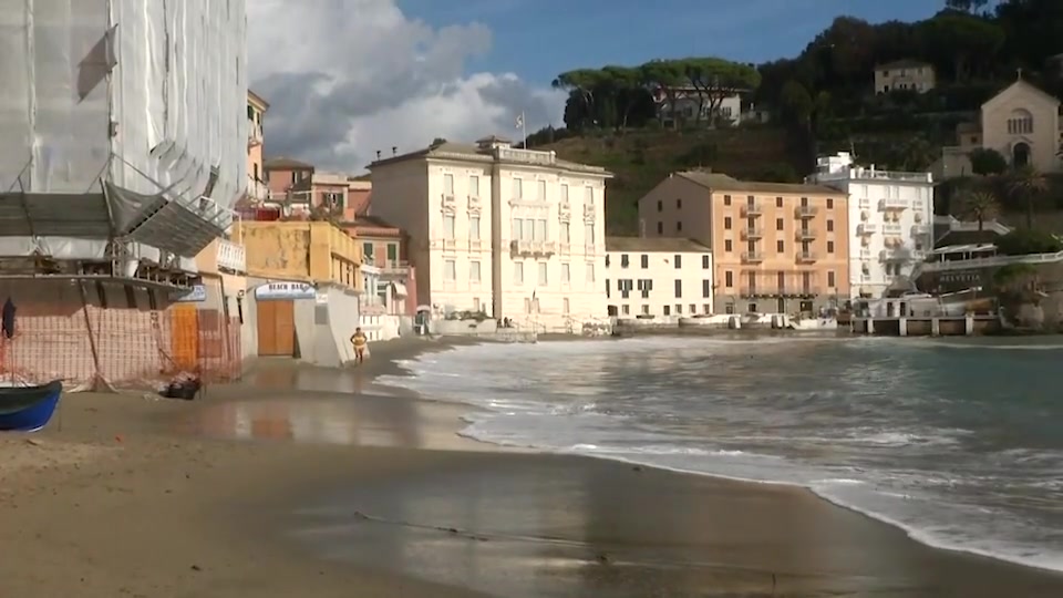 Allerta gialla, bagno d'autunno per molti alla Baia del Silenzio 'cancellata' dal mare