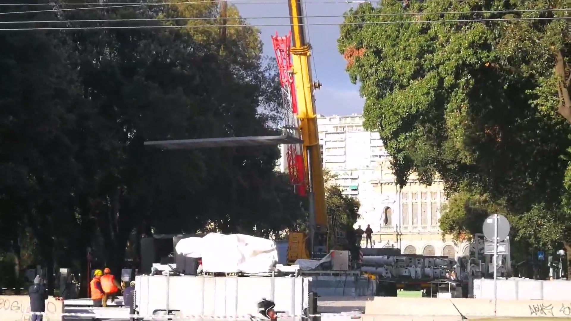 Genova, lavori in corso a Brignole per il montaggio della ruota panoramica